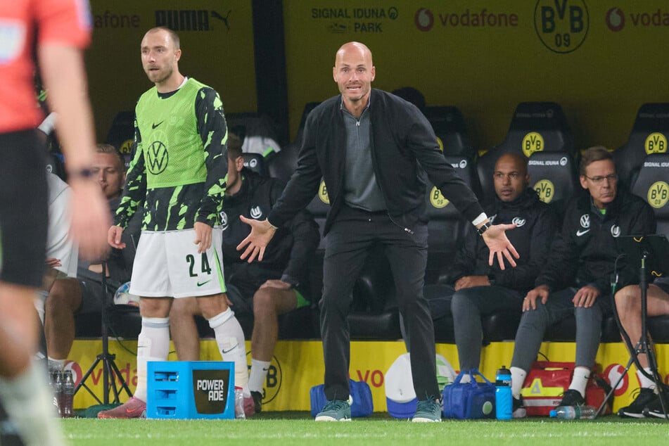 Wolfsburgs Trainer Paul Simonis (40) möchte unbedingt die drei Punkte im eigenen Stadion behalten.