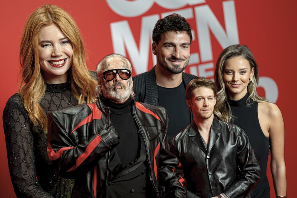 Von links: Palina Rojinski, Sven Marquardt, Mats Hummels Nicola Cavanis und Joe Alwyn setzten auf den klassischen Berliner Style – ganz in Schwarz.