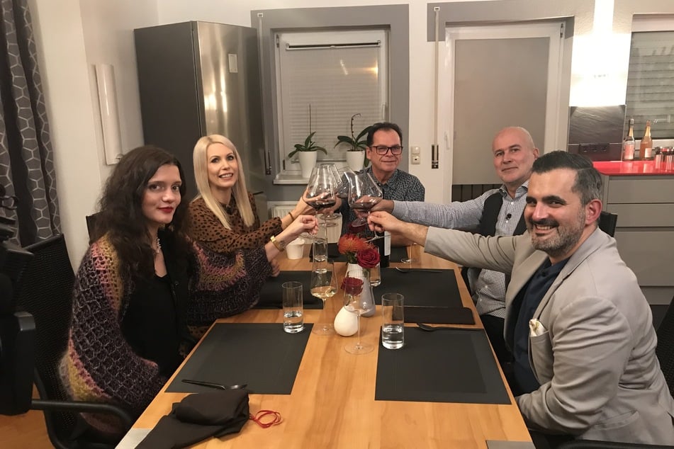 Zum Auftakt in die Marburg-Woche bei "Das Perfekte Dinner" trafen sich die fünf Kandidaten zu Hause bei Rentner Rainer (66, M.).