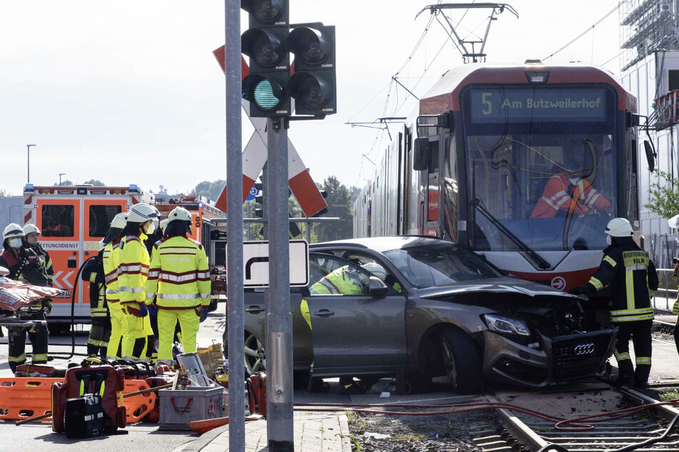 Schwerer Unfall: 45-Jährige fährt beim Abbiegen in Straßenbahn