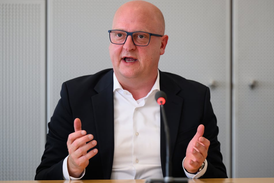 Der sächsische SPD-Co-Vorsitzende Henning Homann (45) erklärte bereits, das Sachsen im Bundesrat dem Schulden-Paket zustimmen wird.