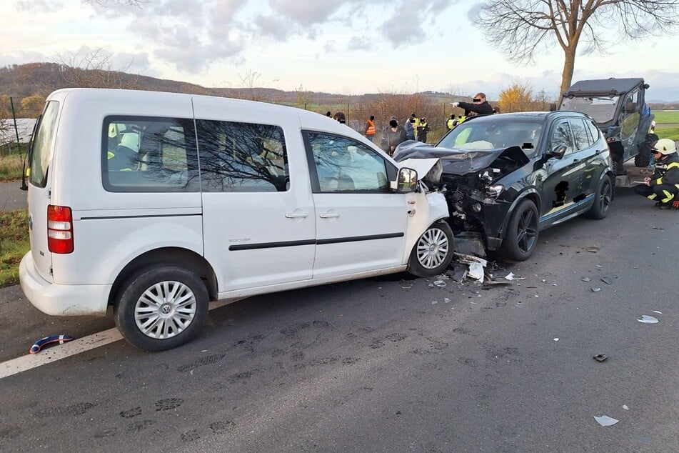 Nach dem frontalen Zusammenstoß fuhren noch weitere Autos in den Unfall hinein.