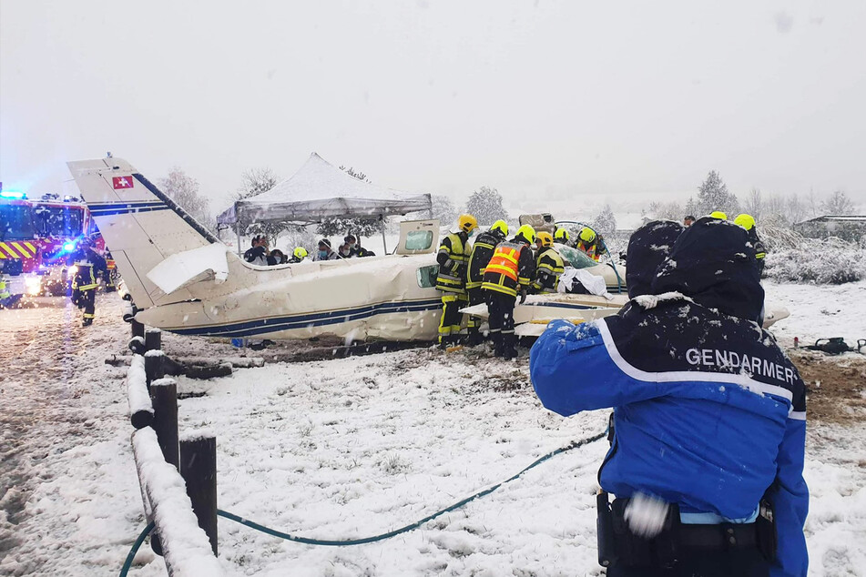 Feuerwehrleute retteten die Verunfallten aus der Maschine.