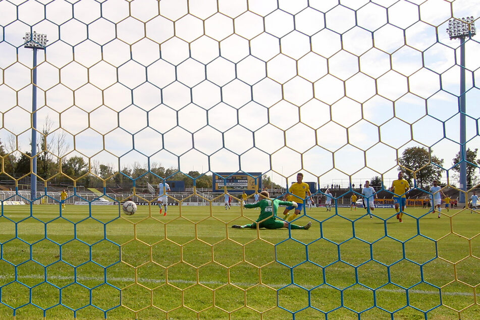 Gleich zappelte der Ball im CFC-Netz: Maik Salewski bezwang Keeper Jakub Jakubov.