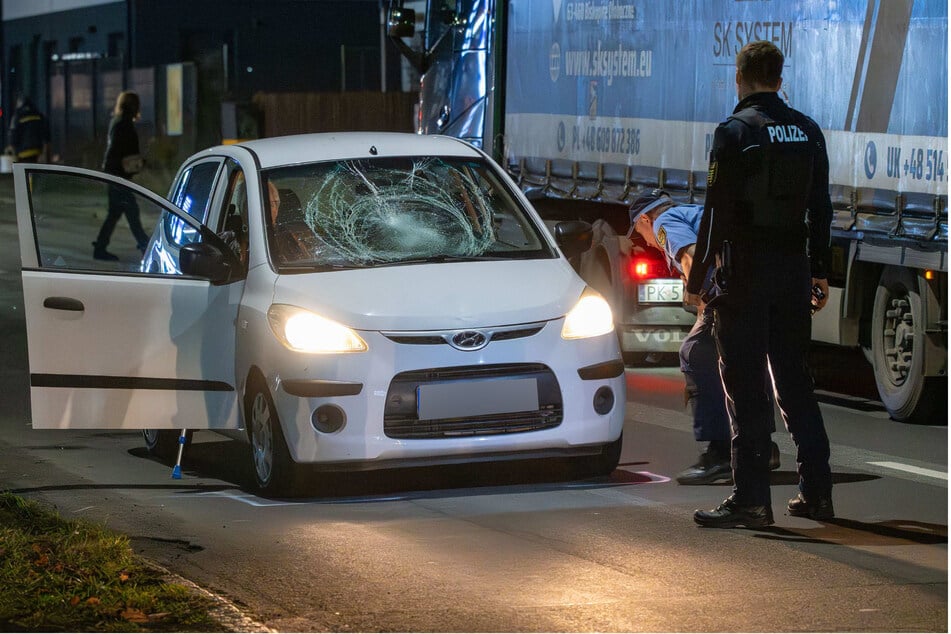 Die kaputte Frontscheibe des Wagens verdeutlicht die Schwere des Aufpralls.