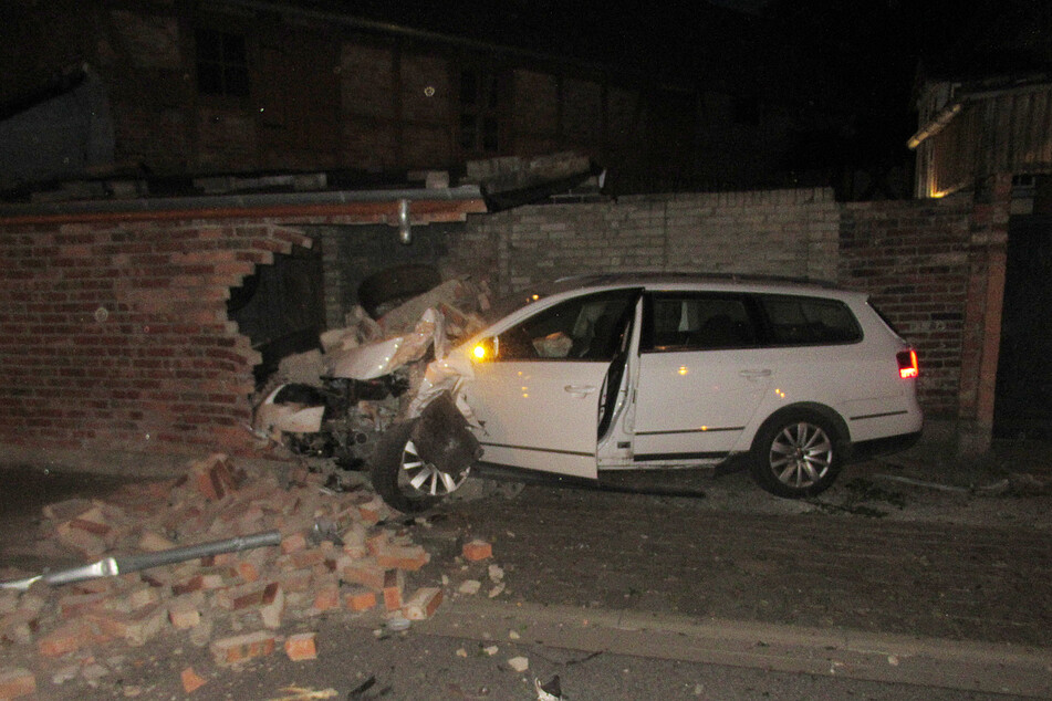 Die Fahrt des betrunkenen Autofahrers endete an einer Garage.