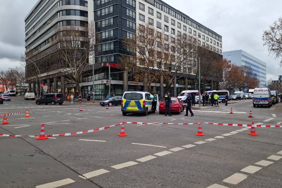 Der Kreuzungsbereich ist von der Polizei großräumig abgesperrt worden.