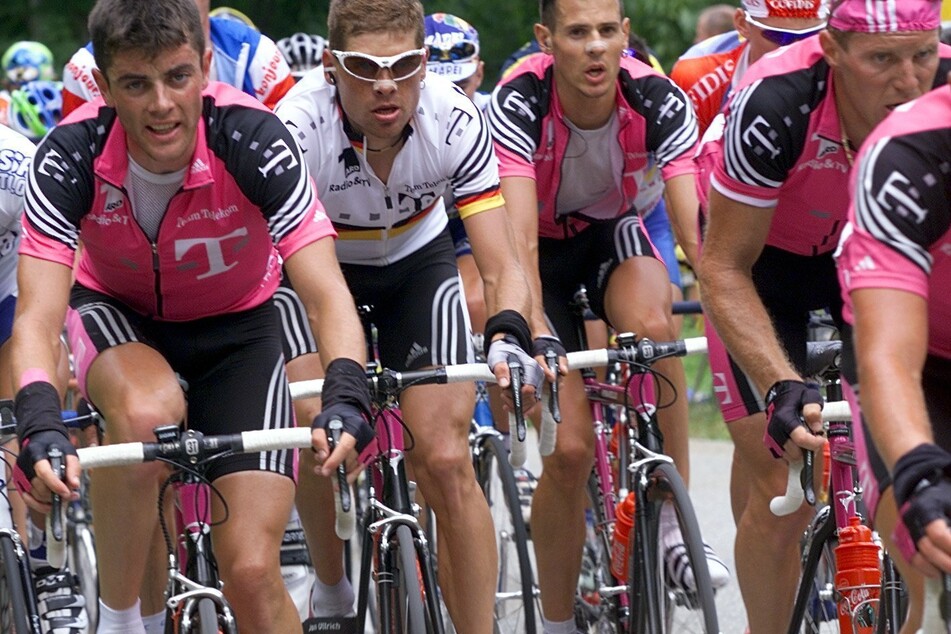 Das Team Telekom am 17.07.2001 auf der zehnten Etappe der 88. Tour de France mit Kevin Livingston (v.l.n.r.), Jan Ullrich, Andreas Klöden und Jens Heppner. Ullrich belegte am Ende den zweiten Platz mit einem Rückstand von knapp zwei Minuten auf den Sieger Lance Armstrong (USA).