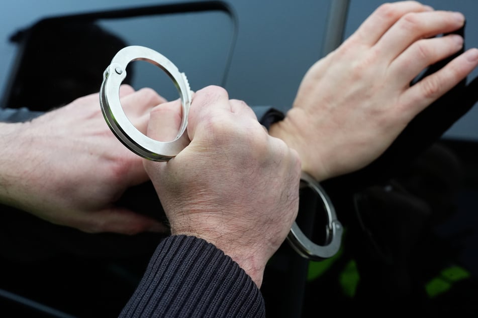 Die Polizei nahm den 34-jährigen Autofahrer vorläufig fest. (Symbolfoto)