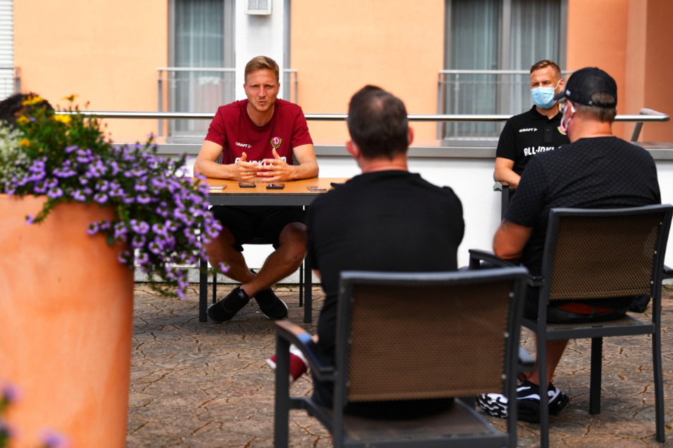 Presse-Runde in Zeiten von Corona: Marco Hartmann (l.) sitzt am Tisch, die Dresdner Medienleute mit gebührendem Abstand und Maske vor ihm.