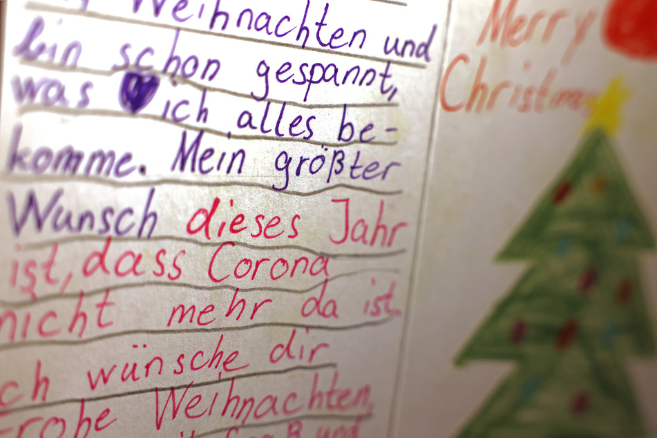 "Mein größter Wunsch dieses Jahr ist, dass Corona nicht mehr da ist", heißt es auf dem Wunschzettel eines Kindes, der in der Christkindpostfiliale in Engelskirchen im Wunschzettel-Büro liegt.