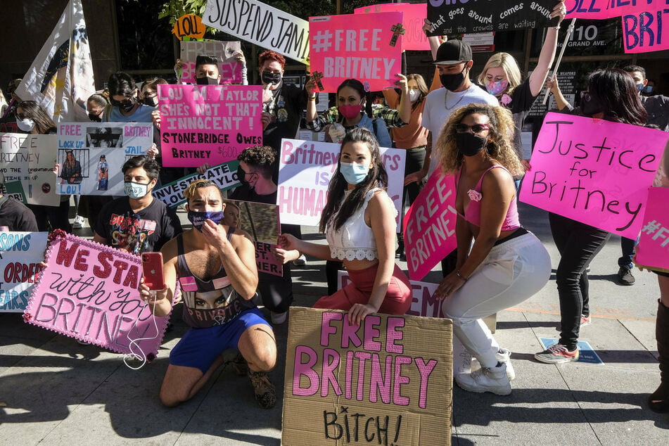 Britney Spears' fans protested in front of the courthouse in LA.