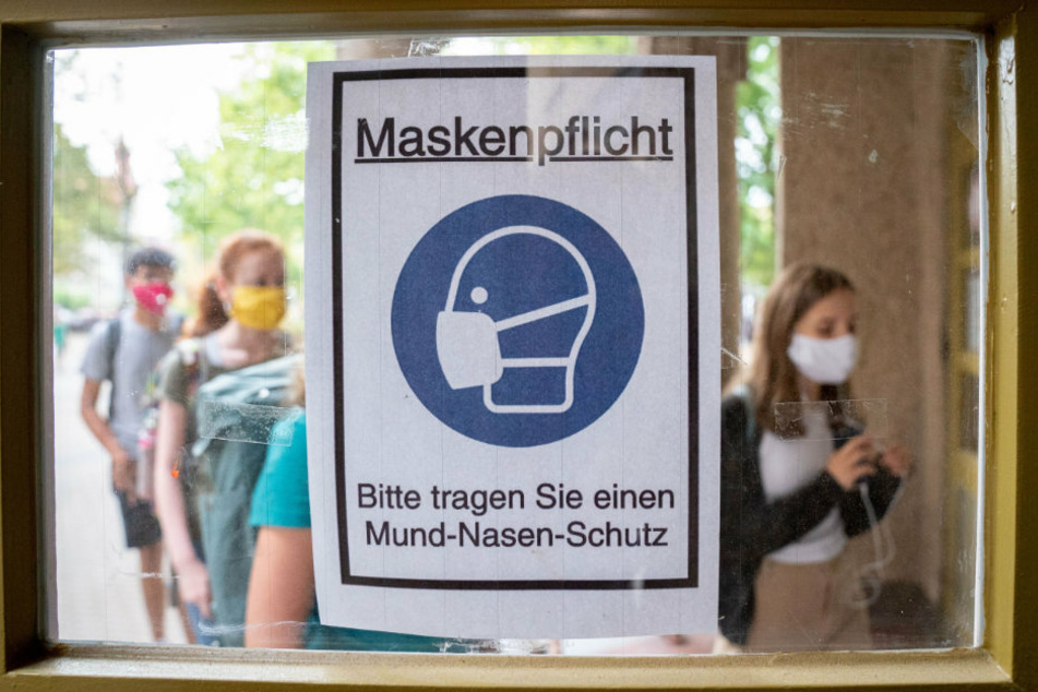 Die Maskenpflicht ist längst zum Alltag an den Berliner Schulen geworden.