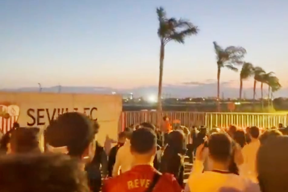 Zahlreiche Sevilla-Anhänger machten sich am Samstagabend zum Trainingsgelände des Klubs auf.