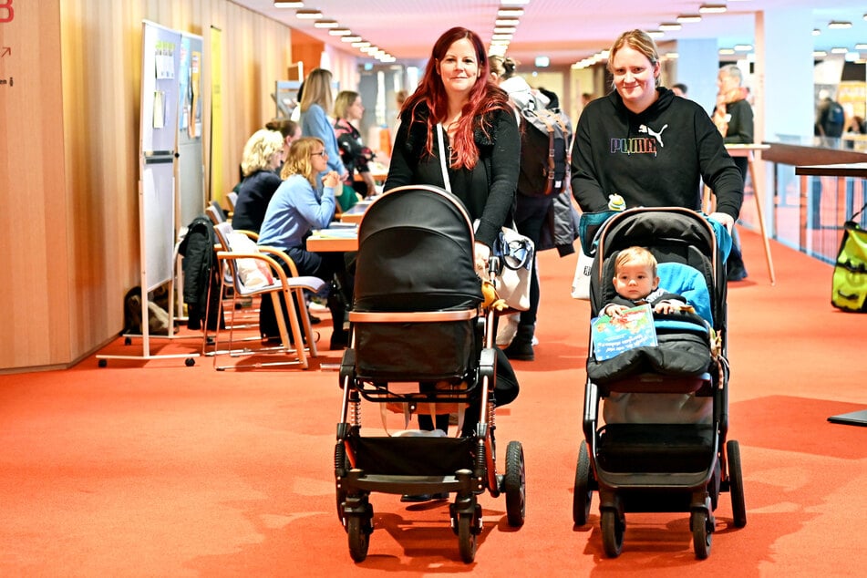 Informierten sich zu Kita-Anträgen: Corinne Nakoinz (41, l.) und Mandy Reinhardt (34) auf der Alleinerziehenden-Messe.