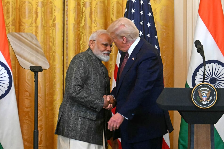 President Donald Trump (r.) announced 25% tariffs on India in response to their purchasing of Russian weapons and energy.