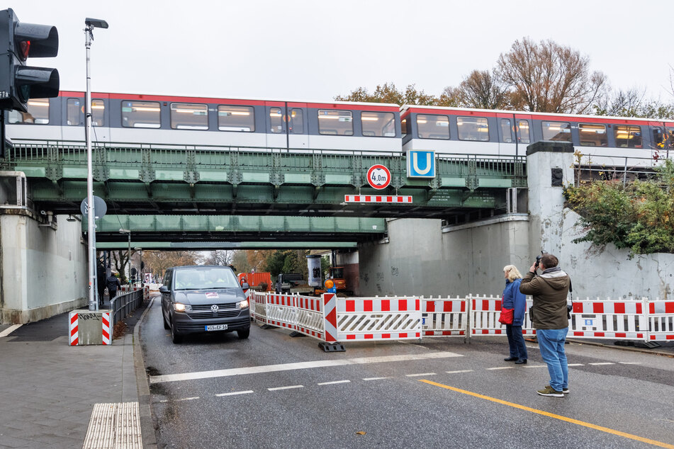 Der Bereich um eine der Brücken um die Station "Wandsbek-Gartenstadt" ist bereits abgesperrt. Zwischen dem 10. und 12. Februar werden zwei Brücken ausgehoben und durch neue ersetzt.