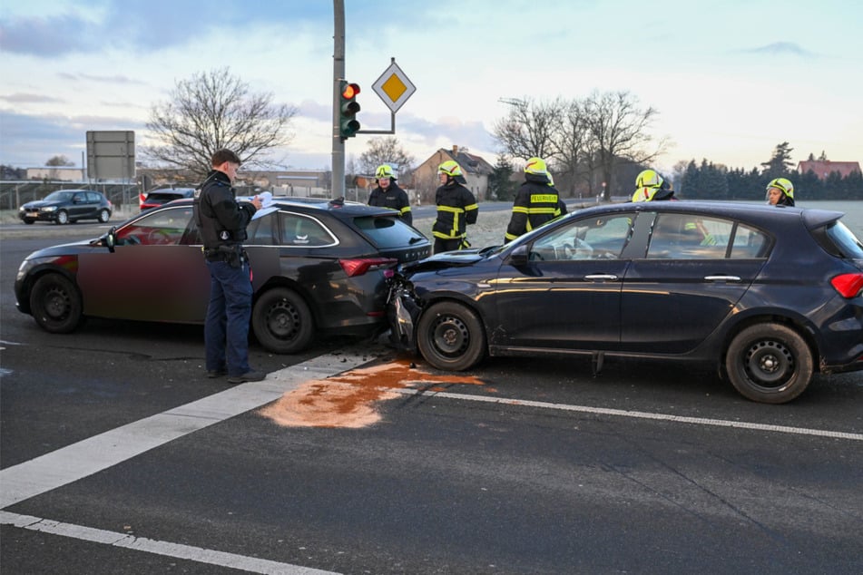 Beide Autos wurden bei dem Unfall stark beschädigt.
