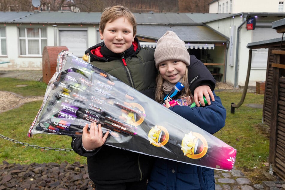 Die Geschwister freuen sich auf leuchtende Raketen am Silvesterhimmel - zünden dürfen die Geschwister ihr Feuerwerk aber nur unter Aufsicht der Eltern.