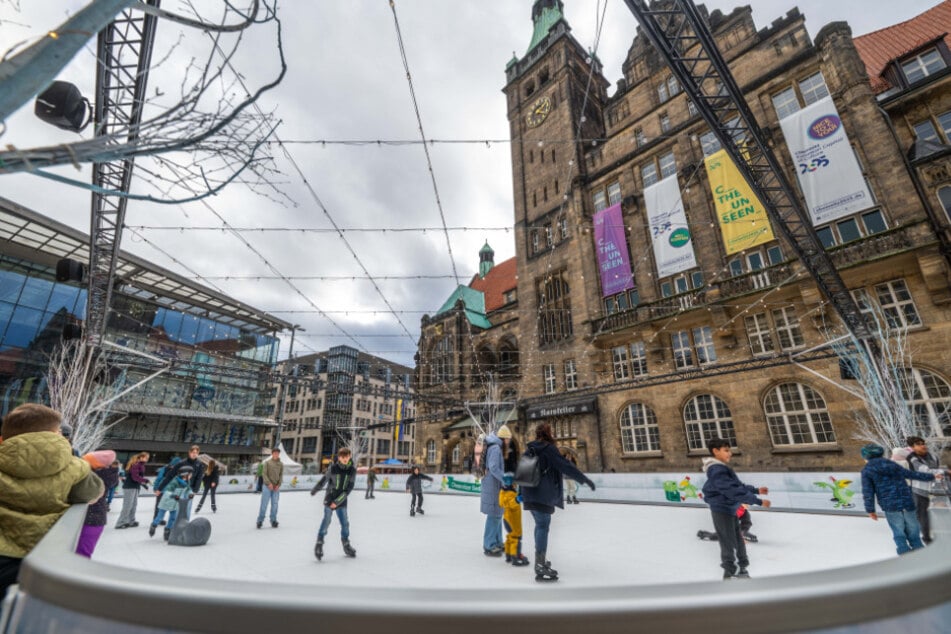 Noch einmal könnt Ihr vor dem Rathaus Eure Runden drehen.