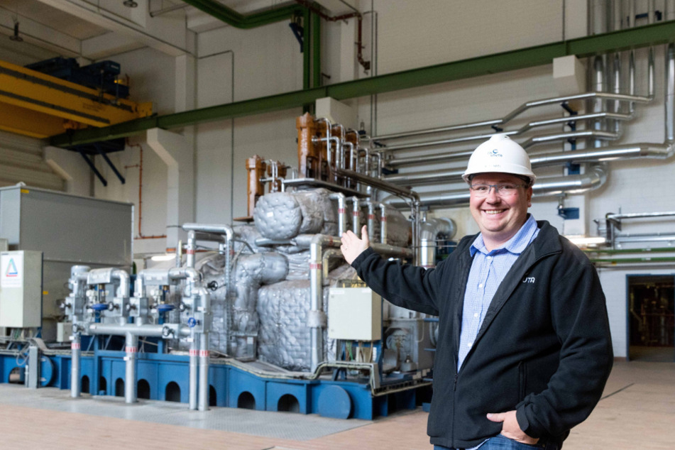 Diese Turbine erzeugt den Strom für etwa 22.000 Haushalte, erklärt Marcel Münkel (36), Teamleiter des Anlagenbetriebs.