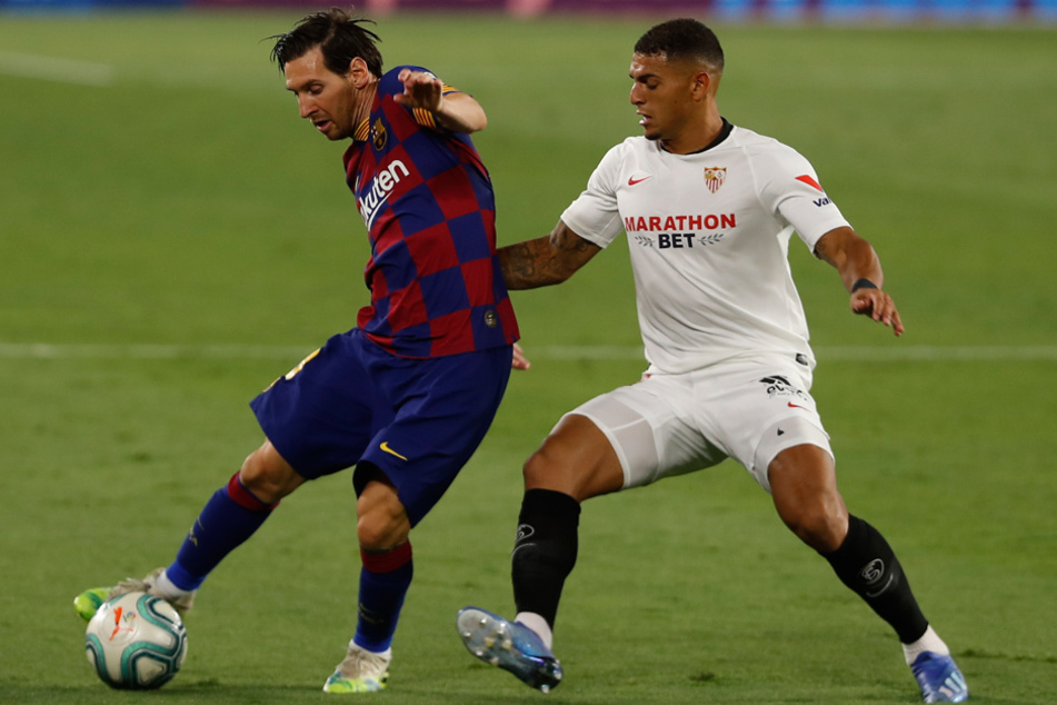Diego Carlos (r., hier im Zweikampf mit Lionel Messi) vom FC Sevilla steht wohl beim FC Bayern auf dem Radar. (Archiv)