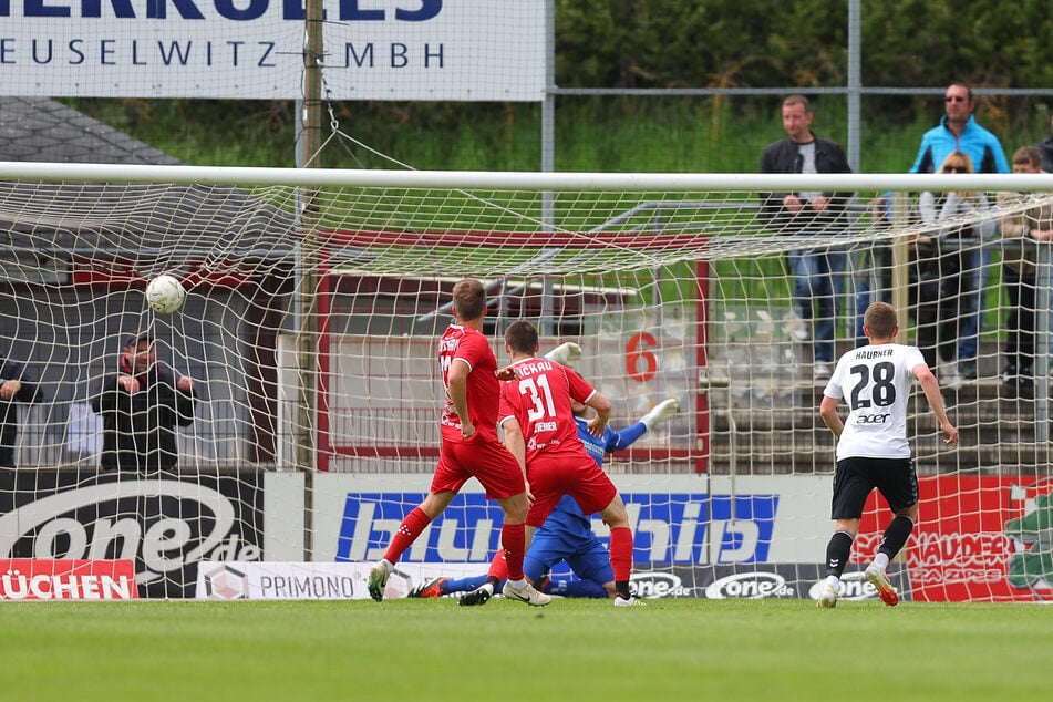 Meuselwitz-Spieler Daniel Haubner (r.) trifft zum 1.0 gegen FSV-Keeper Lucas Hiemann.