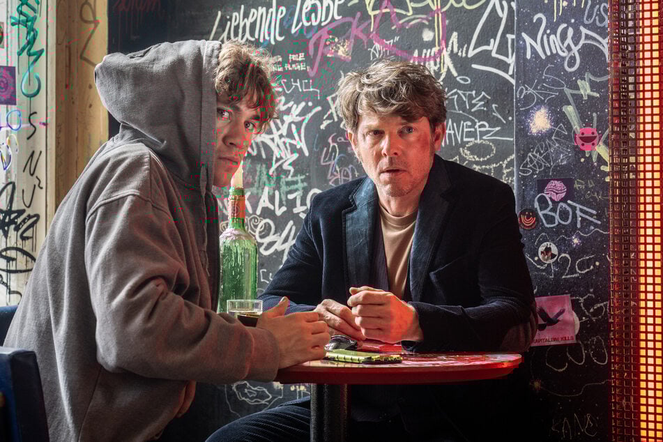 Hinter dem Rücken der "SOKO Leipzig"-Ermittler trifft sich Tom Kowalski mit dem Verdächtigen in einem Entführungsfall.