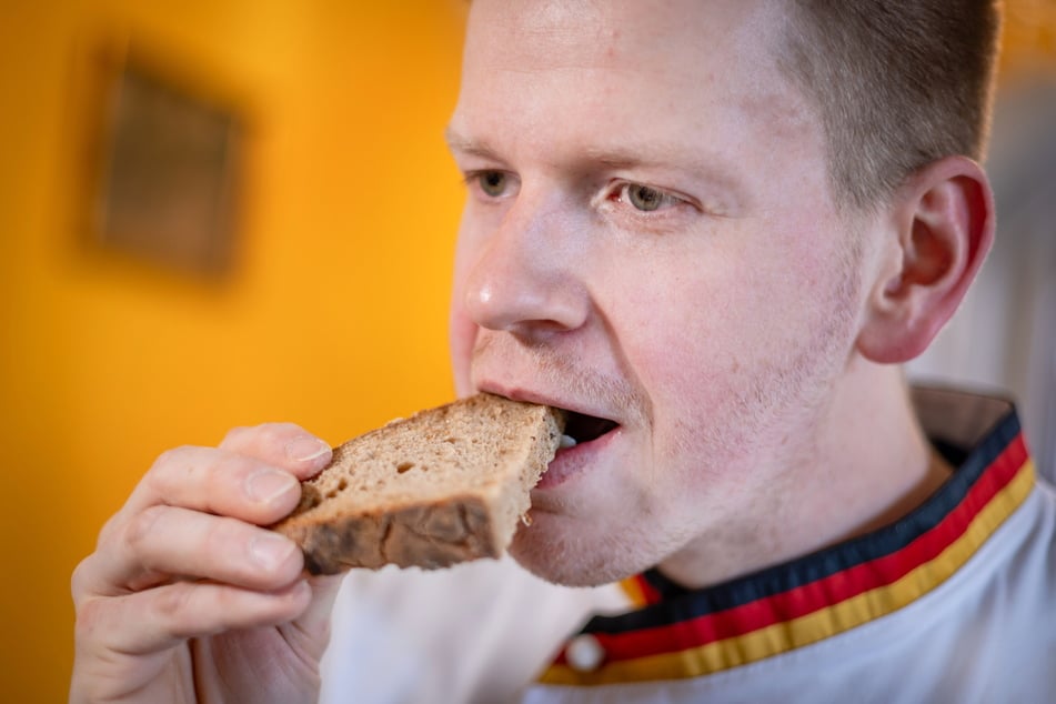 Beim Verkosten verzichtet Toni Hager auf Brotbelag.