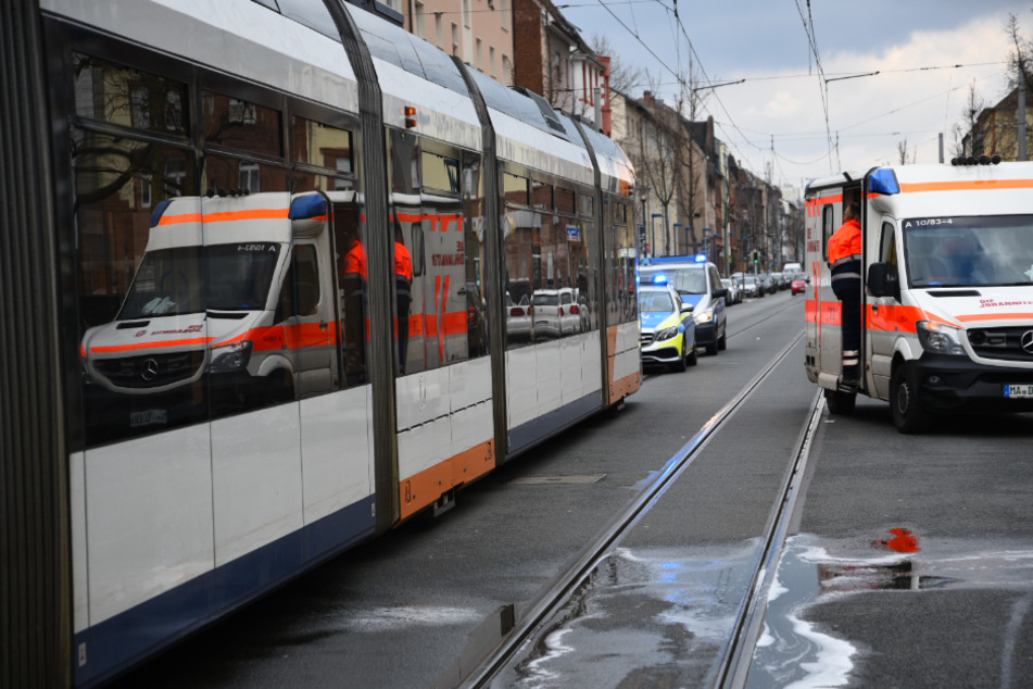 Fußgänger wird von Bahn erfasst und stirbt