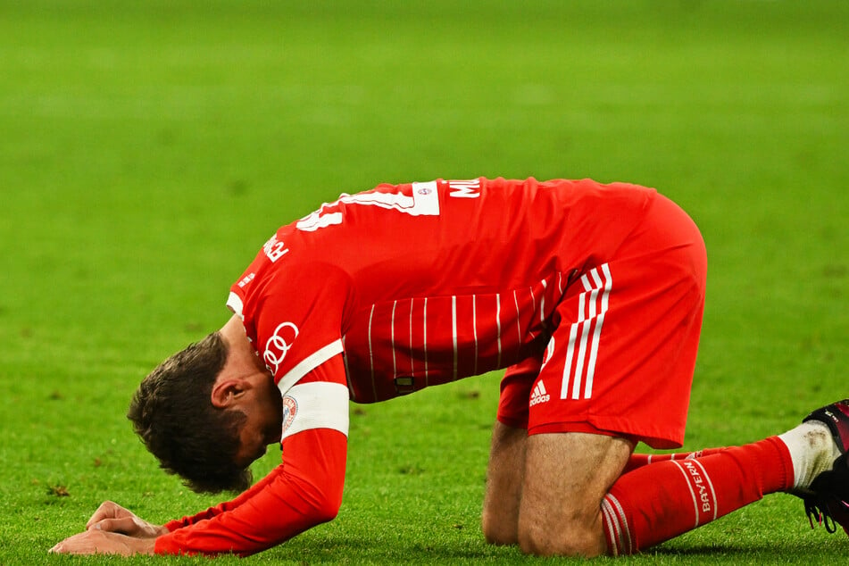 Der späte Knockout gegen Freiburg brachte Bayern-Kapitän Thomas Müller (33) auf die Knie.