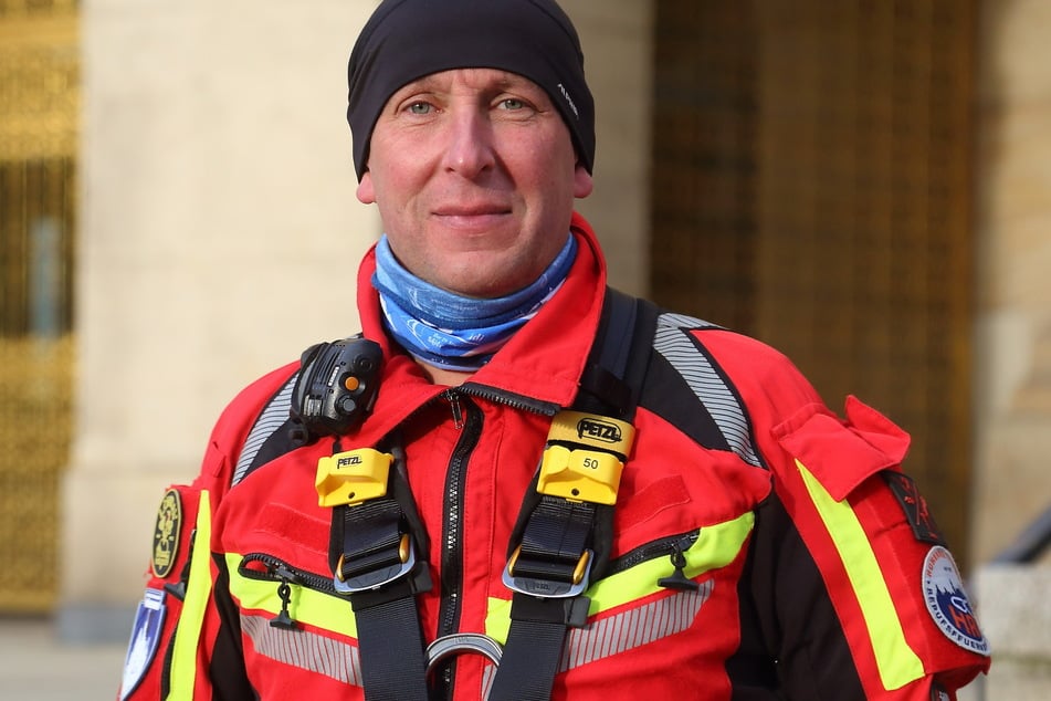Gruppenführer Stefan Falkenau (46) ließ für einen besseren Übungseffekt mit einer echten Person trainieren.