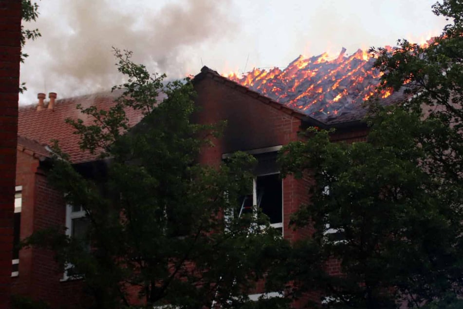 Krankenhaus steht in Flammen: Mindestens 34 Verletzte, Gebäude komplett evakuiert