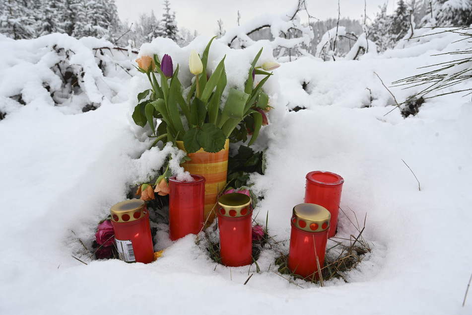 Kerzen und Blumen wurden an der Stelle aufgestellt, an der Luise (†12) gefunden worden war.