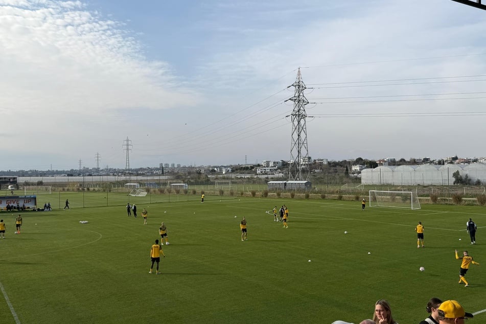 Die Aufwärmung läuft bereits. In knapp 30 Minuten steigt der erste Dynamo-Test gegen den FC Aarau,