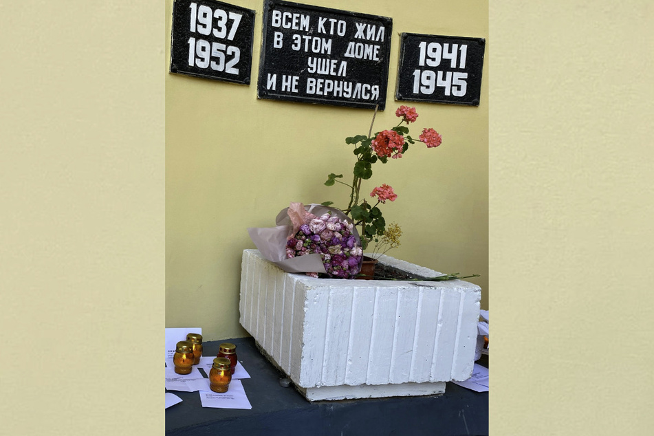 An der Fassade eines Wohnhauses in Moskau hängt eine schwarze Tafel mit der Aufschrift: "All denen, die in diesem Haus lebten, gingen und nicht zurückkehrten".