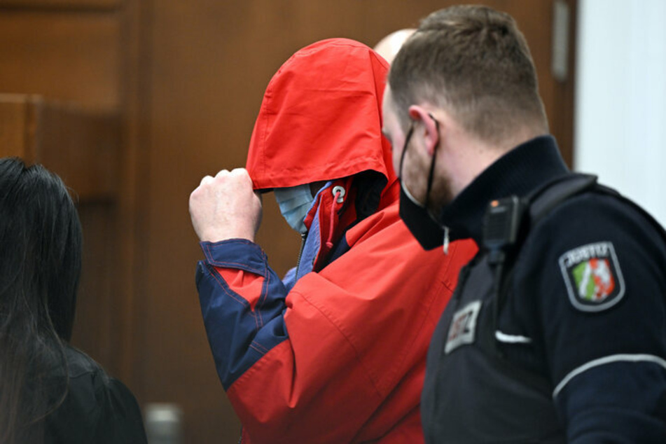 Das Kölner Landgericht hatte den katholischen Priester (70, rote Jacke) im Februar zu zwölf Jahren Haft verurteilt.