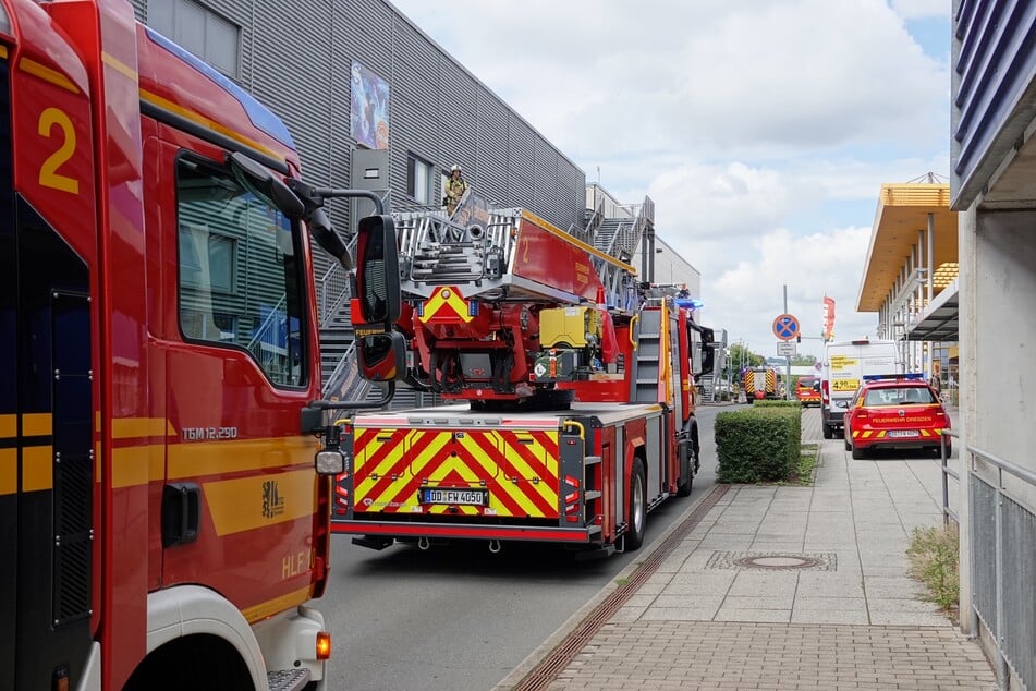 Gleich zwei Löschfahrzeuge standen zwischen IKEA und dem Hauptgebäude des Elbeparks.