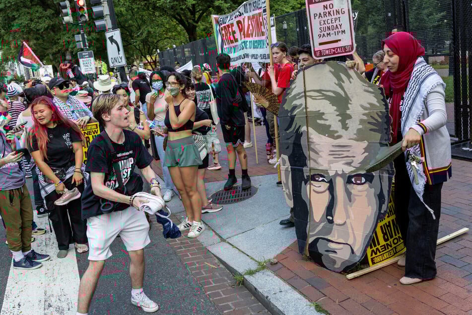 Protesters turned out to demonstrate against Netanyahu's visit to the White House and demand an end to US support for Israel's destruction of Gaza.