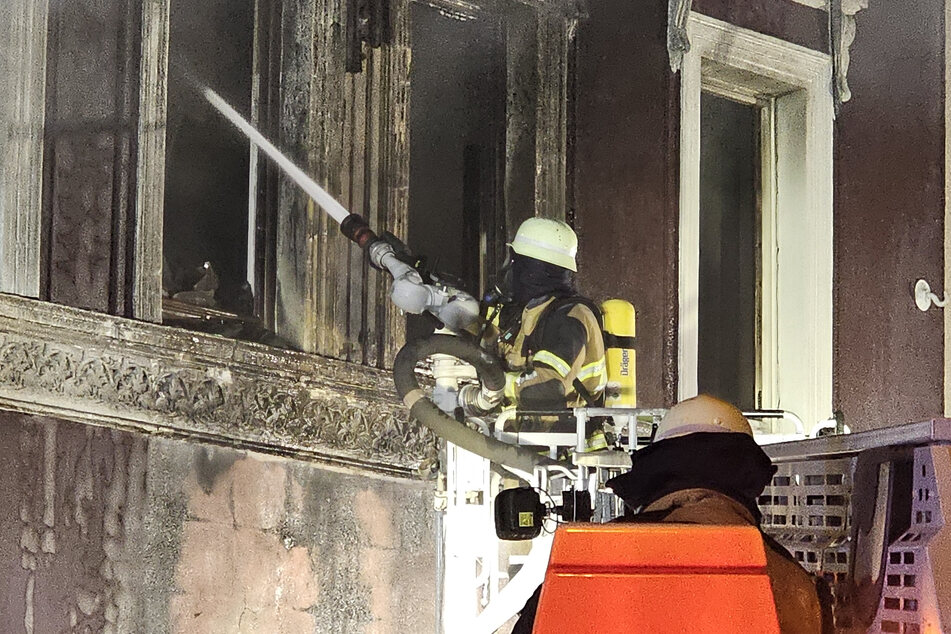 Die Feuerwehr konnte das brennende Haus zunächst nur von außen löschen.