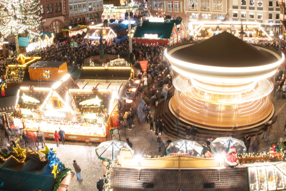 Der Frankfurter Weihnachtsmarkt wird traditionell immer auf und um den Römerberg in der City der Mainmetropole veranstaltet.