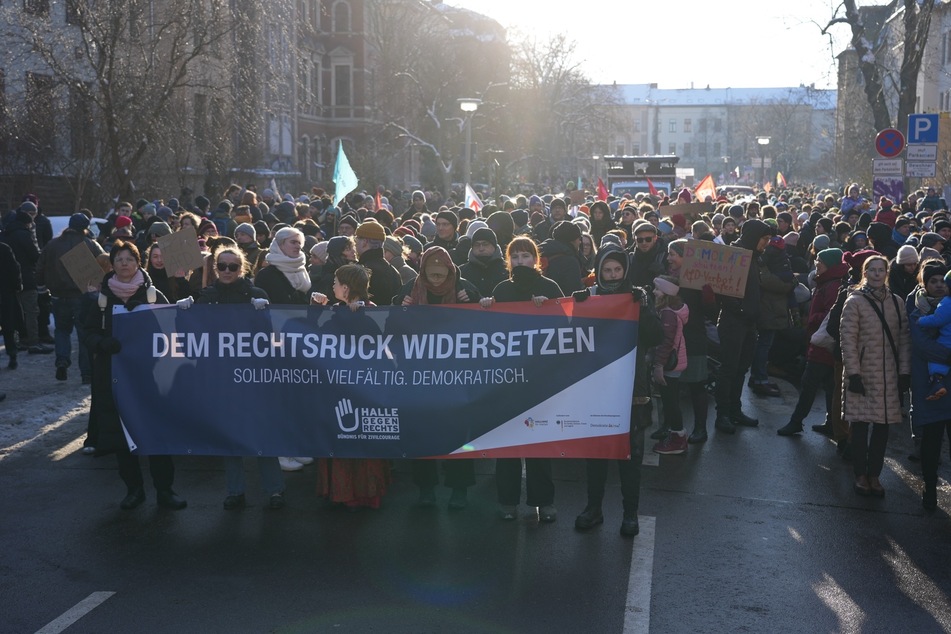 Mit Bannern und Plakaten zogen die Demonstrierenden durch die Saalestadt.