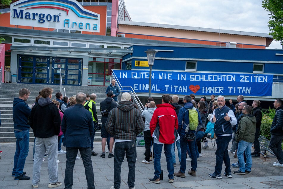 Am Mittwochabend sammelten sich Fans, Spieler und Vereinsvertreter vor der Margon Arena zu einer Art Mahnwache.