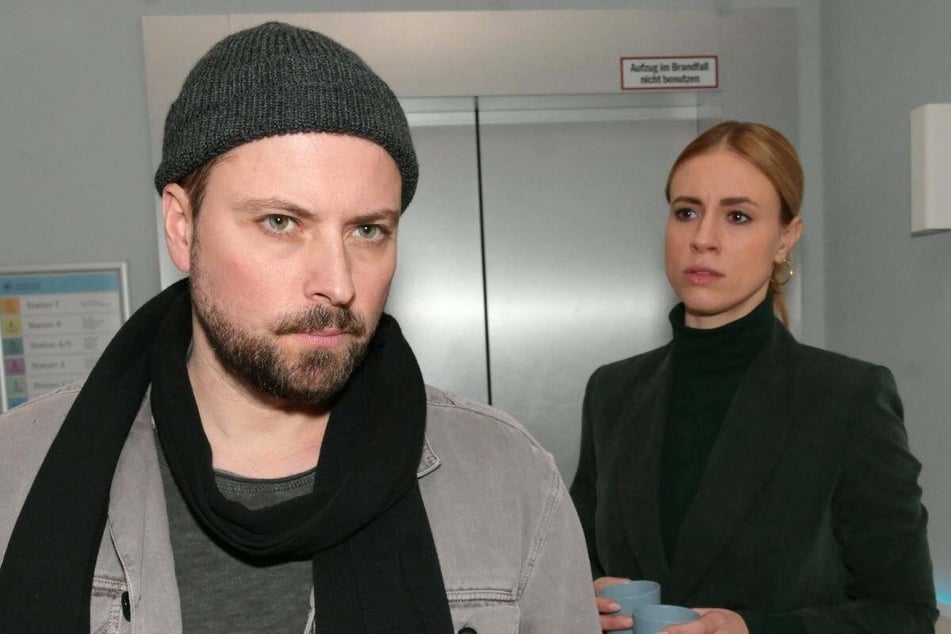 John kann Zoe nicht verzeihen, dass sie die gemeinsame Tochter ohne sein Wissen zur Adoption freigegeben hat, und bricht den Kontakt ab.