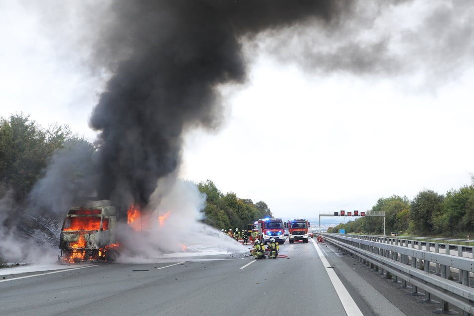 Die Autobahn 4 in Dresden blieb während der Löscharbeiten komplett gesperrt.