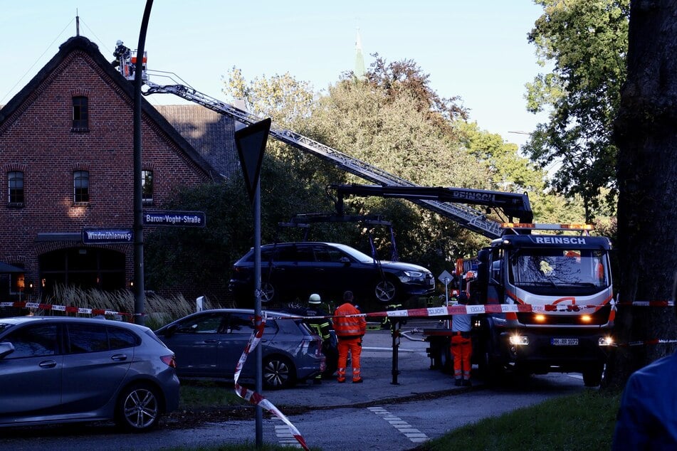 Ein geparkter Audi musste mithilfe eines Abschleppwagens umgesetzt werden, damit die Löscharbeiten beginnen konnten.
