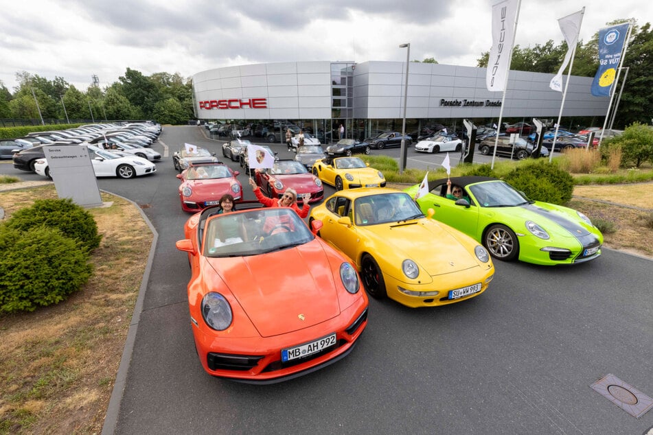 Porsche in allen Farben und Modellen vor der Ausfahrt nach Moritzburg.