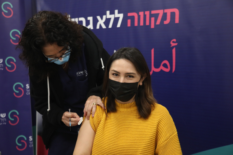 Obwohl in Israel bereits die vierte Dosis des Corona-Impfstoffs verabreicht wird, steigen auch in dem Land am Mittelmeer die Covid-Zahlen.