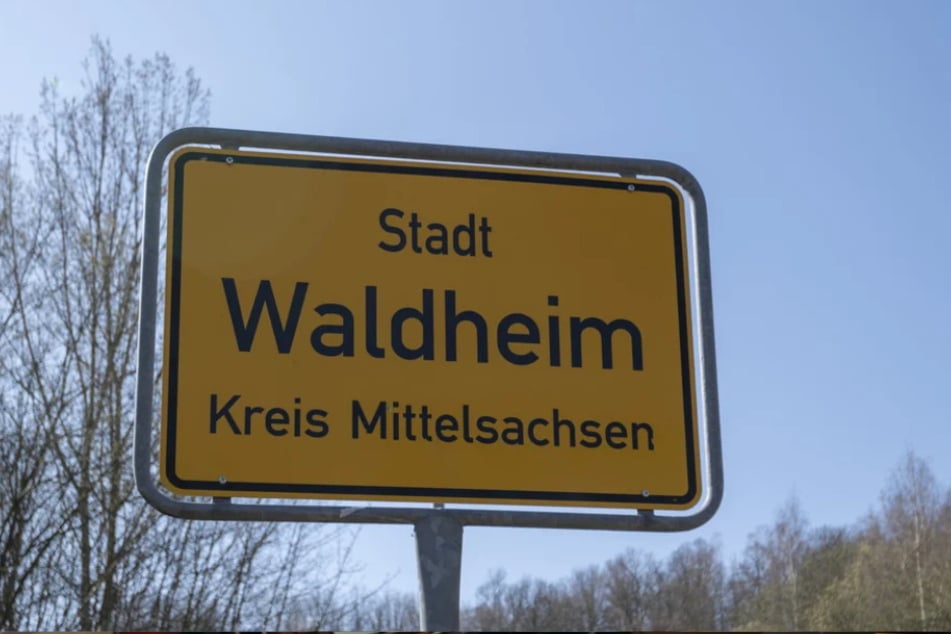 Im mittelsächsischen Waldheim ist am Freitagmorgen ein Motorradfahrer bei einem Zusammenstoß mit einem Schulbus ums Leben gekommen.