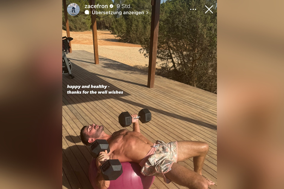 In einer Story auf Instagram zeigt sich Zac Efron (36) nach seinem Schwimmunfall bereits wieder in einer Trainings-Session.